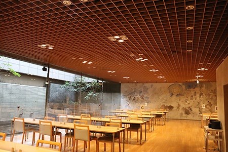 大きな窓と吹き抜けがある社員食堂