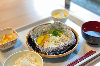 自然光の下で昼食