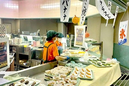 提供カウンターが夏祭りの雰囲気に
