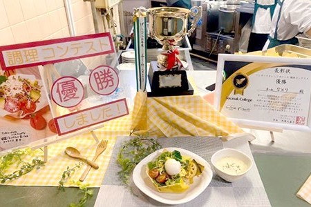 トロフィーと賞状も提供カウンターに飾りました